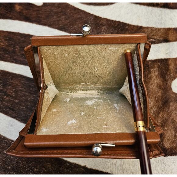 Vintage Dooney & Bourke Leather Wallet Green KissLock Coin Purse Made In USA AWL - Picture 8 of 8